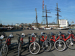 Stadtradstation im Harburger Binnenhafen (Foto Gisela Baudy)