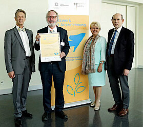 v.l.n.r.: Professor Dr. Gerhard de Haan, Institut Futur der FU Berlin; Jürgen Marek, Lenkungsgruppe HARBURG21; Kornelia Haugg, Bundesministerium für Bildung und Forschung; Walter Hirche, Nationale Plattform für nachhaltige Bildung. (Foto Thomas Koehler/photothek.net)