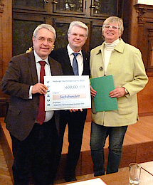 Völsch und Schulz gratulieren Ludmila Wieczorek. Leiterin des Infohauses Fischbek, zum 2. Preis (Foto Gisela Baudy)