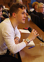 Schüler der H10 bei der Diskussion (Foto Gisela Baudy)