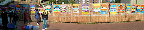 Plakate Kinderrechte am Bauzaun des BPD in der Seevepassage/Ecke Rieckhofstrasse (Foto Gisela Baudy)