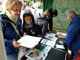 Beim Plastik-Quiz mit Ingeborg Witton (rechts) (Foto Gisela Baudy)