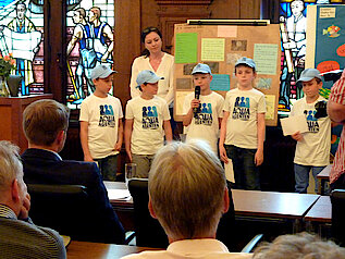 Aqua-Agenten der Schule Scheeßleler Kehre mit Lehrerin Yvonne Stein (Foto Chris Baudy)