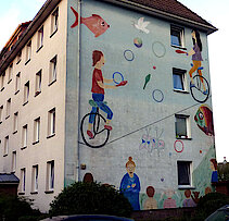 Bild 17a: Hauswand-Malerei mit Spielszene, /Friedrich-Naumann-Straße 4-6/Ecke Woellmerstraße