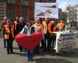 Demo gegen den Lärm in Harburg. Vierter von links: Rolf Buhs. (Foto Gisela Baudy