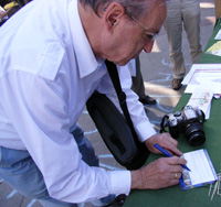 Rolf Buhs bei der Unterschrift-Aktion (Foto gb)