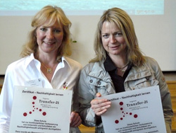 Iris Brückner, Projektkoordinatorin der Grundschule Rönneburg, und Sabine Hansen mit der Auszeichnungsplakette ihrer Schule (eingereichtes Foto)