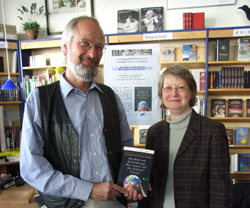 Klaus Milke mit der Inhaberin der Buchhandlung Stein Frau Nowack (Foto Gisela Baudy)