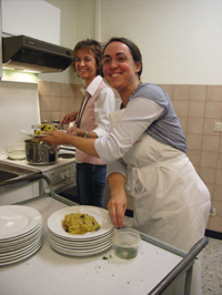 Karen Bade (links) und Birgit Podendorf (rechts) beim Zuteilen des Reisgerichtes. (Foto Gisela Baudy)