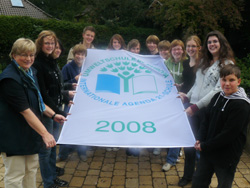 Schüler des Alexander von Humbold Gymnasiums zeigen stolz ihre Umweltflagge. (Foto gestellt)