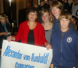 Schulsenatorin Christa Goetsch ehrt das Alexander von Humboldt Gymnasium. (Foto gestellt)