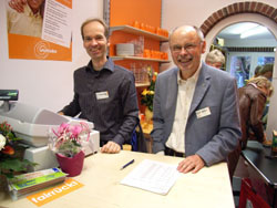 Zwei Ehrenamtliche (Mathias Meinberg und Pastor i. R. Bernd Kähler) am Tag der Neueröffnung des Weltladens Harburg (Foto gb, 28.08.10)