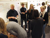 Olaf Zeiske (links) bereitet mit den SchülerInnen der Stadtteilschule Harburg das Muschelprojekt vor. (Foto Gisela Baudy)