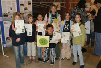 SchülerInnen der Grundschule Müssenredder zeigen stolz ihre ergatterte Windrosen-Anleitung. (Foto Hanns Wardenphul)