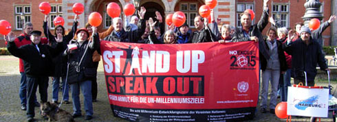 HARBURG21 ruft zum Aufstehen gegen die Armut vor dem Harburger Rathaus auf (Aktion am 21.10.2007 im Rahmen der weltweiten UN-Millenniumkampage). (Foto Gisela Baudy)