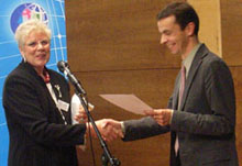 Prof. Kruse-Graumann überreicht Dr. Stephan Hugo Winters die Auszeichnung (Foto Gisela Baudy)