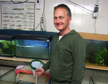 Lehrer Dietmar Grünberg mit dem Planktonkescher im Aquariumraum (Foto Gisela Baudy)