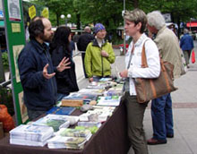 Im Hintergrund am Infostand Biologin Ingrid Krenz im Gespräch (Foto Gisela Baudy)