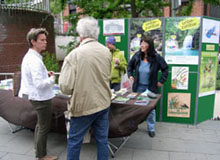 Diskussion am Infostand. Links im Bild: Birgit Stöver, im Hintergrund rechts Barabara Ganser von der Umweltberatung Harburg. (Foto Gisela Baudy)