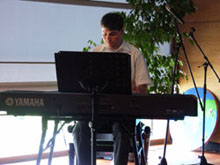 Benjamin Fenker am Klavier (Foto Gisela Baudy)