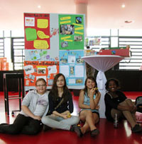 Schülerinnen der Eine-Welt-AG des Niels-Stensen-Gymnasiums vor ihrem Infostand mit Bauchladen (Foto Gisela Baudy)