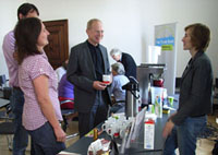 Aktion zur Fairen Kaffeepause im Harburger Rathaus. In der Mitte Dr. Armin Ackermann vom Verbraucherschutzamt, rechts Lisa Speck von Fair Trade Stadt Hamburg.  (Foto Gisela Baudy)
