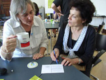 Rita Kleinschmidt (links) und Dr. Maria Helle beim Kaffeequiz (Foto Gisela Baudy)