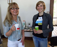 Dunja Kröger und Lisa Speck genießen den fairen Kaffee (Foto Gisela Baudy).