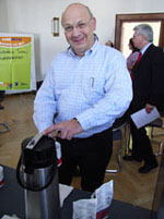 Torsten Meinberg beim Kaffeeausschank (Foto Gisela Baudy)