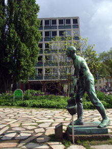 Bronzestatue Der Gießer vor dem Gebäude Knoopstraße 35 (Foto Gisela Baudy)