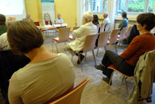 Publikum. Am Podium im Hintergrund rechts: Moderator Dr. Jochen Menzel (Foto gb)