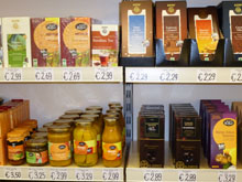 Tee, Obst, Schokolade und Süßgkeiten aus dem Fairen Handel (Foto ch)