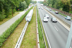 Monorail neben Autobahn (Foto Gisela Baudy, 15.08.13)