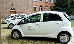 Die ersten drei Elektroautos des Bezirks Harburg (2 Mitsubishi und 1 Smart in der Mitte, Foto Gisela Baudy)