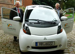 Thomas Völsch (links) und Klaus-Peter Schimkus präsentieren eines der Elektroauto des Bezirks (Foto Gisela Baudy)