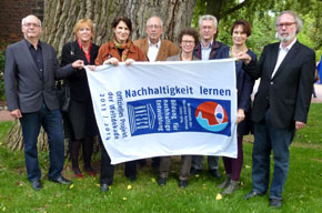 Lenkungsgruppe HARBURG21 mit der UNESCO-Fahne für die dritte Auszeichnung. Von links nach rechts: Ingo Schröder, Regina Marek, Gisela Baudy, Rolf de Vries, Monika Uhlmann, Rainer Laugwitz, Christine Stecker, Jürgen Marek (Foto Chris Baudy, 23.09.13)