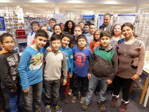 5. Klasse der Katholischen Schule Harburg mit Lehrer Dietmar Grünberg. Sie war einer der Preisträger des Harburger Nachhaltigkeitspreises 2013 (Foto Gisela Baudy)