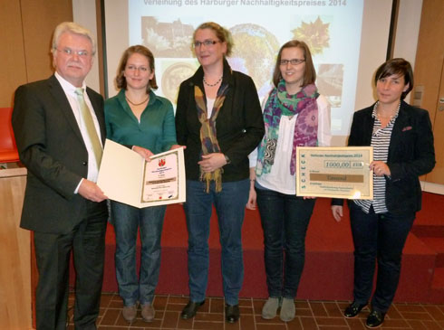 Manfred Schulz überreicht den 1. Preis für das Projekt Apfelschule Neuwiedenthal (Foto Gisela Baudy)