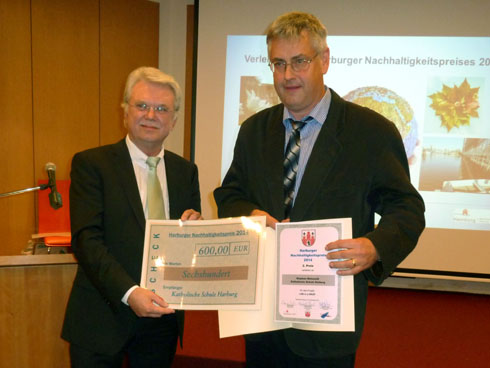 Schulz überreicht den zweiten Preis an Lehrer Stephan Matussek (Foto Gisela Baudy)
