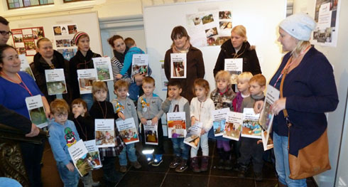 Kinder des Deutsch-Russischen Kindergartens mit Eltern, Kita-Leiterin Andrea Sulewski (rechts) und Erzieherinnen vor dem eigenen Bewerberplakat (Foto Gisela Baudy)