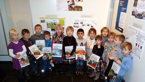 Alle Kids zeigen stolz ihre Fotos zum Huhn-Projekt (Foto Gisela Baudy)