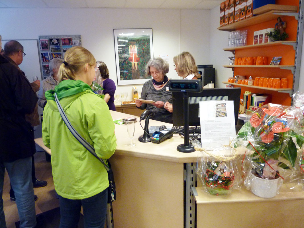 Einkaufen im Weltladen in der Hölertwiete 5 (Foto Gisela Baudy)