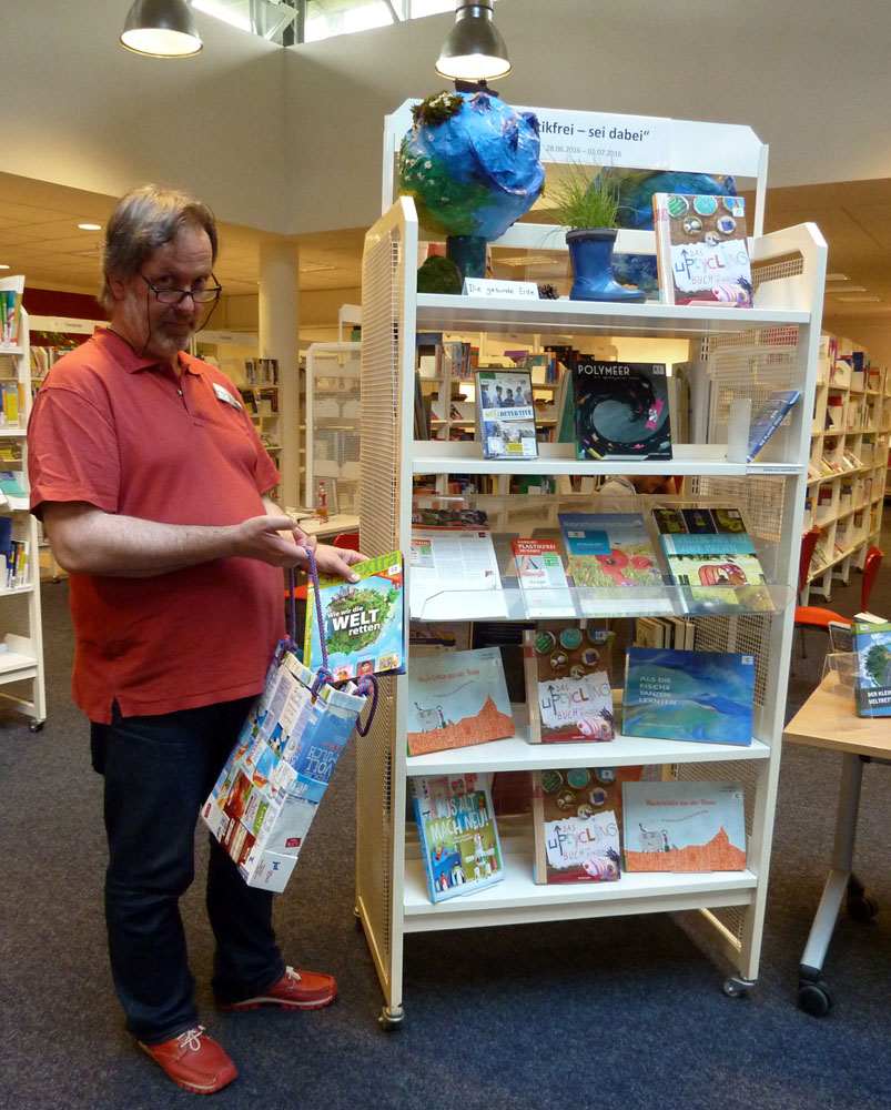 Andreas Patommel von der Bücherhalle Harburg vor der Medienaussstellung zum Thema Plastik (Foto Chris Baudy)