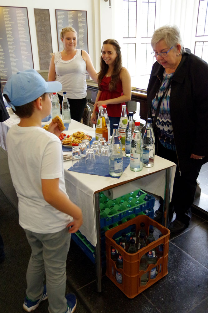 Catering mit Michelle Klumbach (links) und Anna Pape, Schülerinnen der H10, sowie mit Ingeborg Witton (Foto Gisela Baudy)