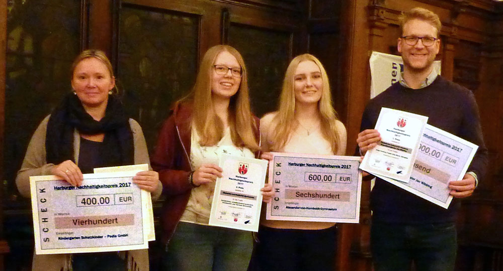 v.l.n.r.: Andrea Sulewski (3.Preis), Schülerinnen des Alexander-von-Humboldt-Gymnasium (2. Preis), Jan Wibbing (1. Preis) (Foto Chris Baudy)