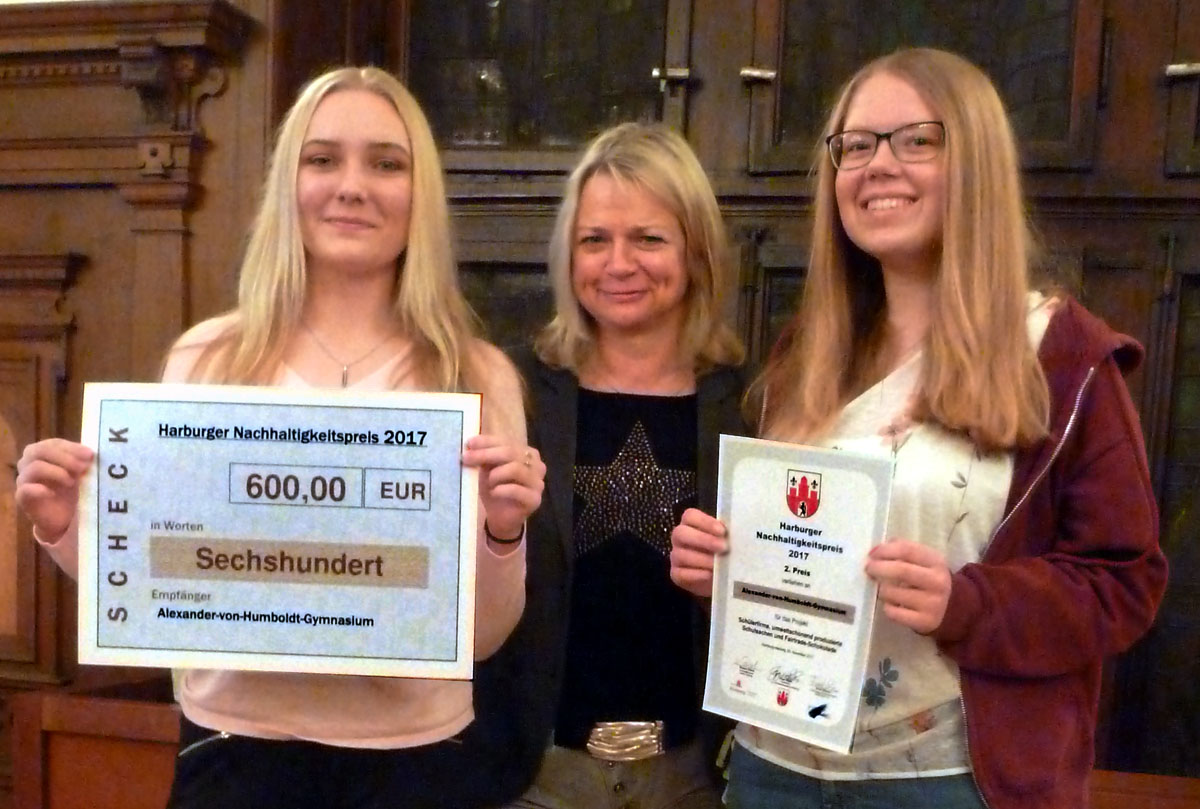 Zweiter Preis: Sabine Hansen (Mitte) mit ihren Schülerinnen (Foto Gisela Baudy)