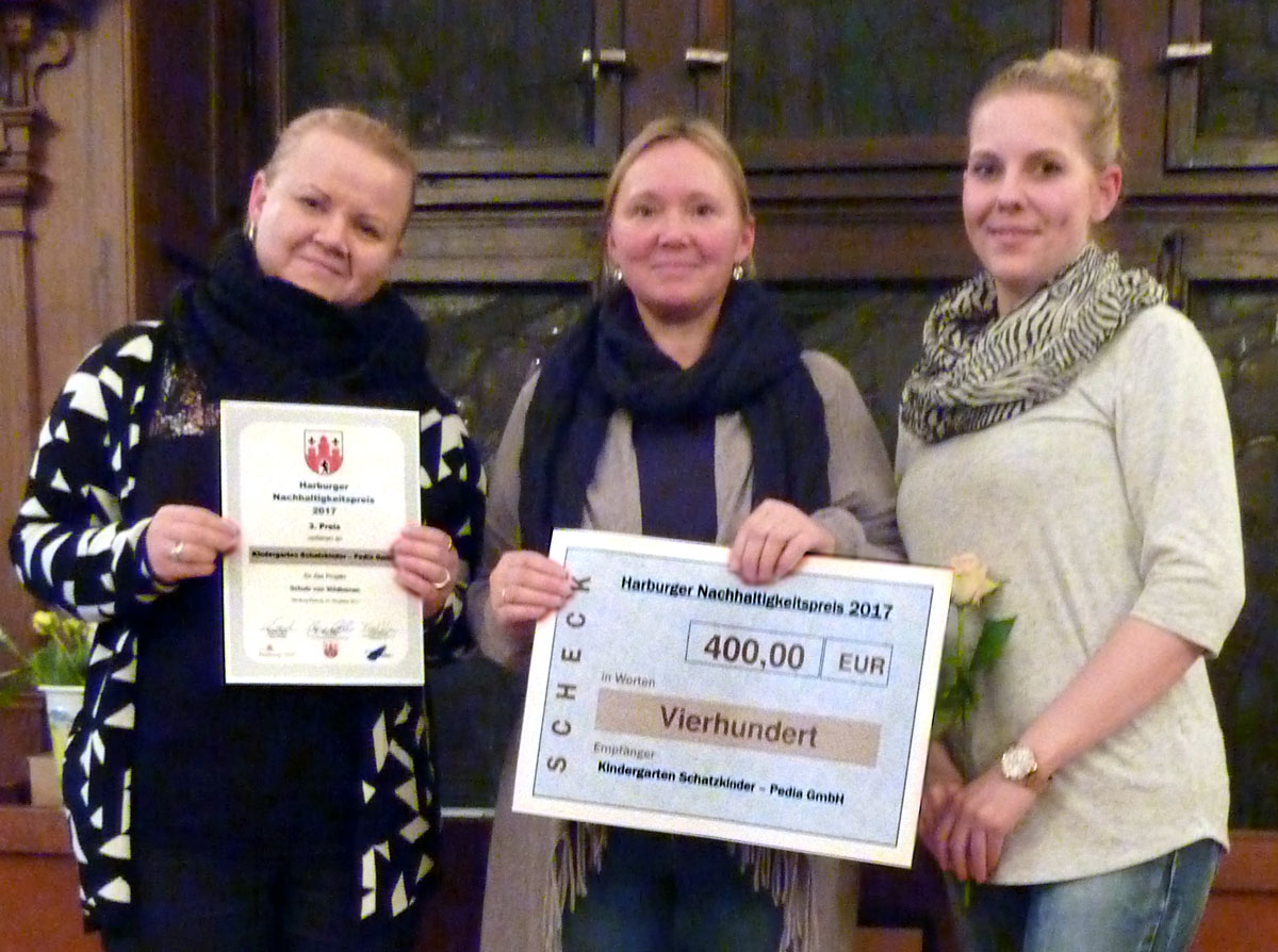 Dritter Preis: Kita-Leiterin Andrea Sulewski (Mitte) mit Karolina Skreciak und Claudia Göttsche (Foto Chris Baudy) 