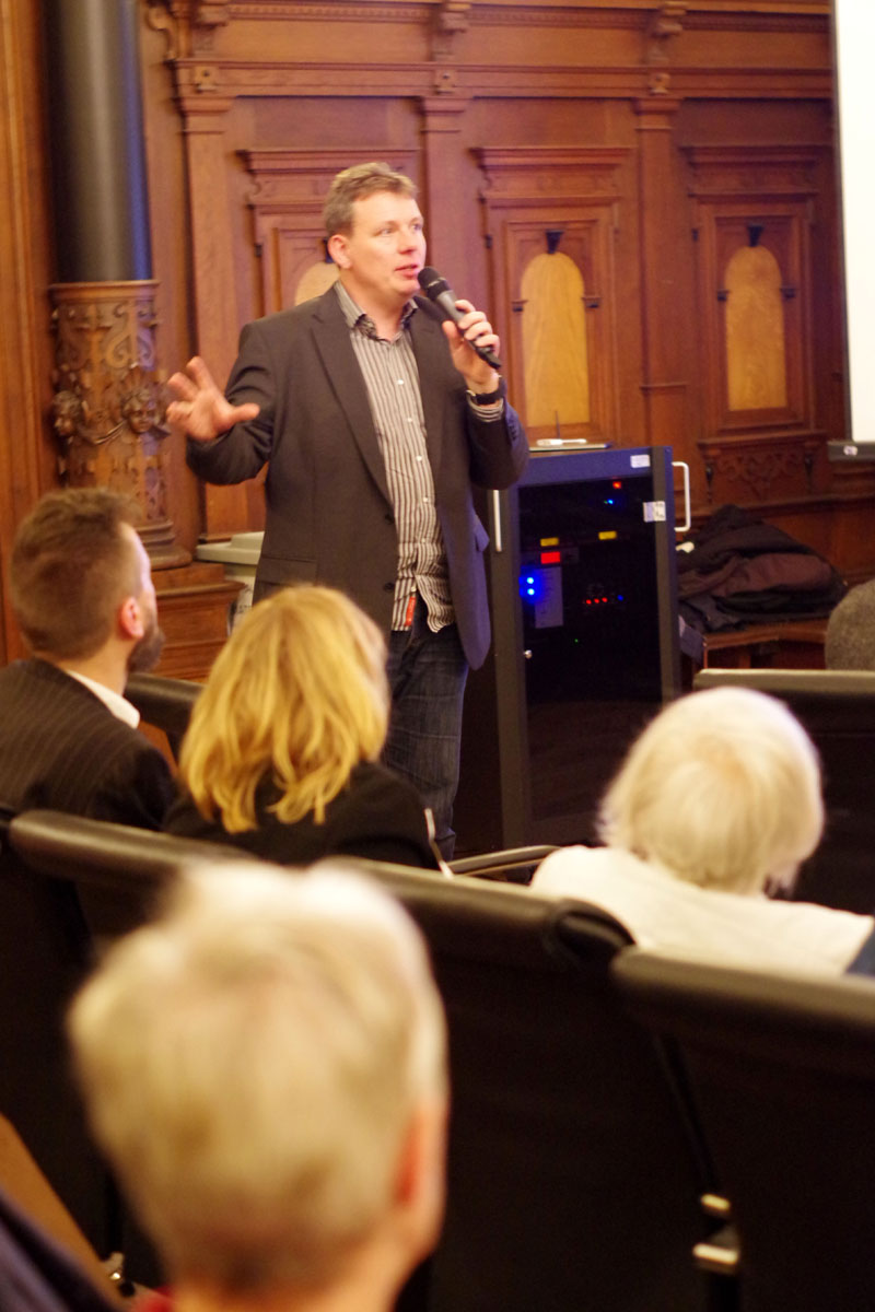 Dr. Tim Brücher beantwortet Fragen aus dem Publikum. (Foto Gisela Baudy)