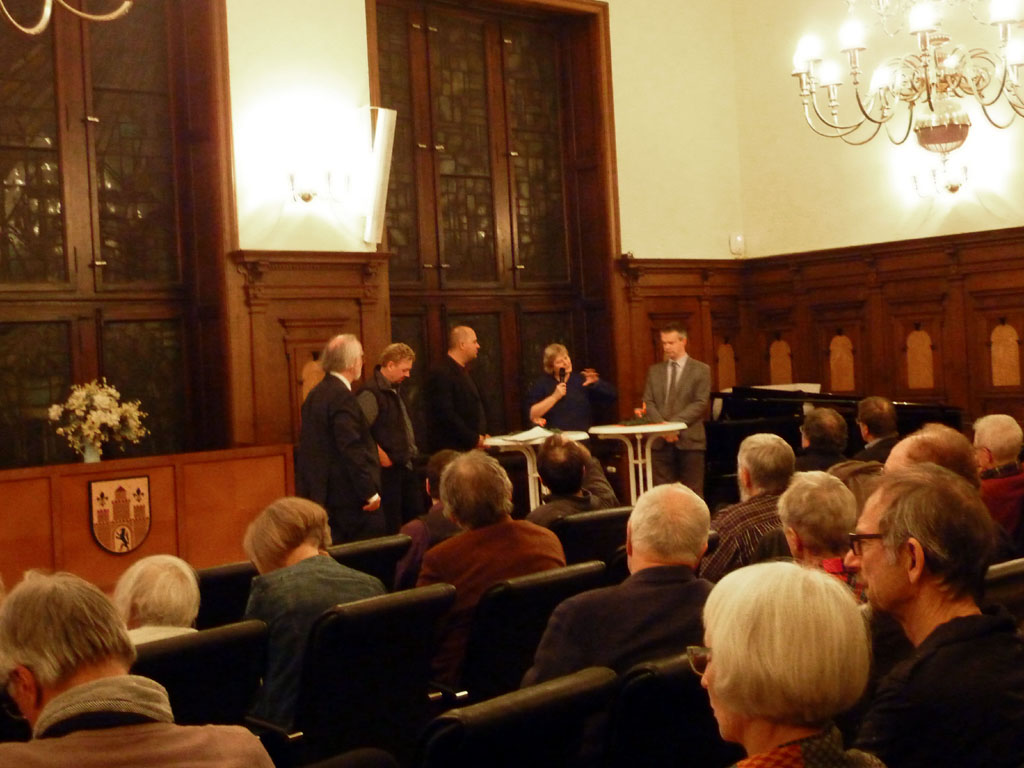 Diskussion vor einem interessierten Publikum (Foto Gisela Baudy)