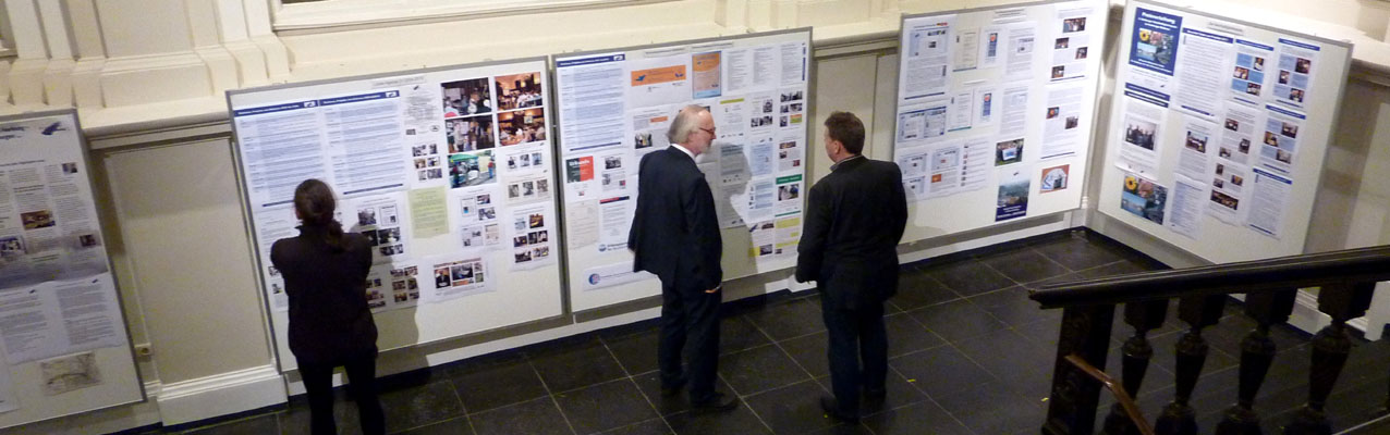 Blick auf die Jubiläums-Ausstellung von HARBURG21. In der Mitte: Jürgen Marek von HARBURG21 und Meterologe Dr. Tim Brücher von GEOMAR (Kiel) (Foto Gisela Baudy)